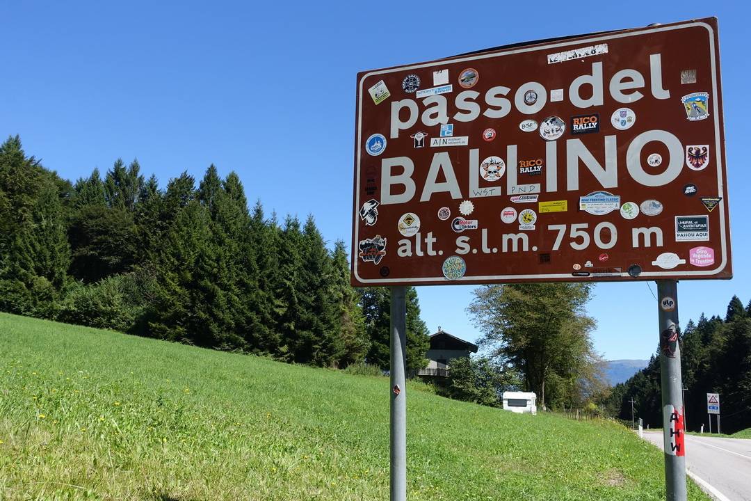 Passo del Ballino: der Gardasee liegt nahezu 700 Höhenmeter tiefer