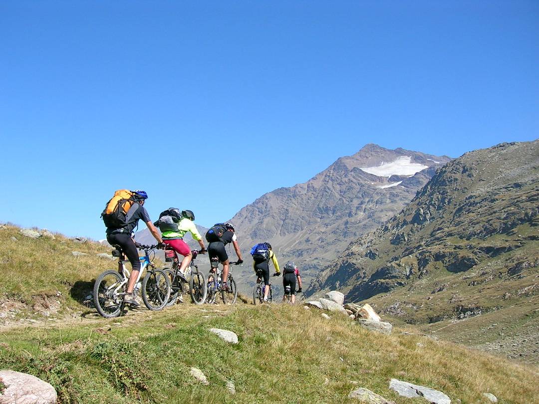 Valle dell'Alpe: Trail in Richtung Gaviapass-Straße mit Pizzo Tresero im Hintergrund