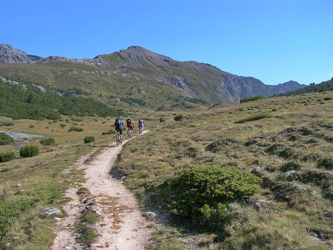 Hochalpiner, fahrbarer Trail zum Pass da Costainas