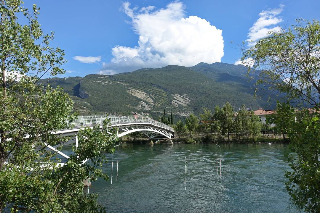 Brücke über die Sarca kurz vor der Mündung in den Gardasee