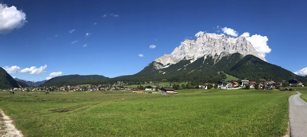 Ehrwald: Panorama mit Zugspitze aus einer anderen Perspektive, aber immer gewaltig