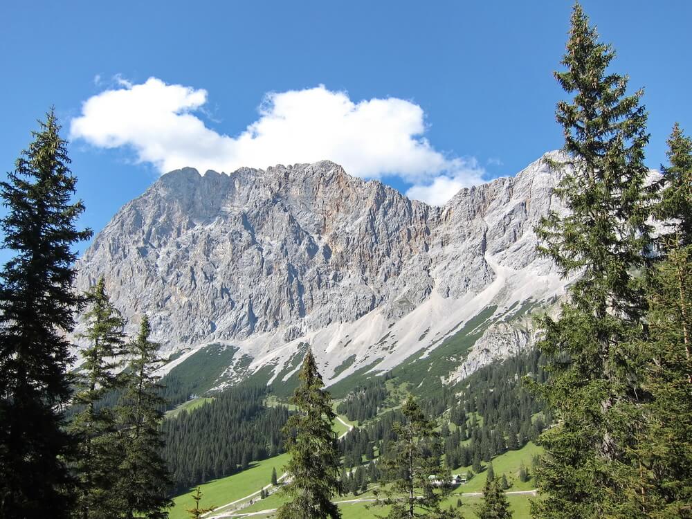 Ehrwalder Alm mit Zugspitze