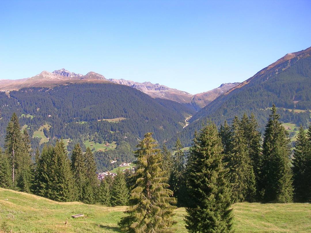 Blick zurück über Klosters im Tal zum Schlappintobel