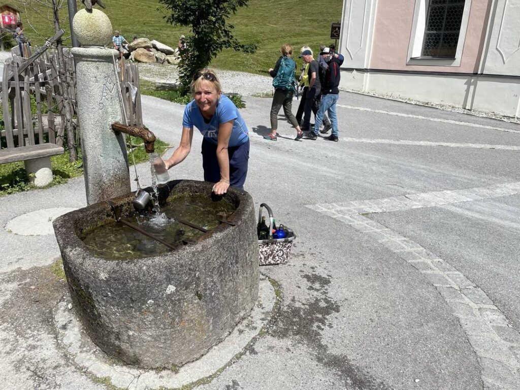 Maria Waldrast: Quelle mit heilsamen Wasser - die junge Frau vertraut darauf