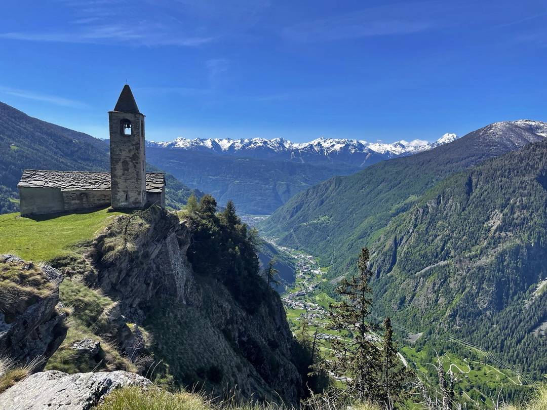 Blick von San Romerio ins Valtellina - im Hintergrund die Bergamasker Alpen: im Tal verläuft die Transalp-Route