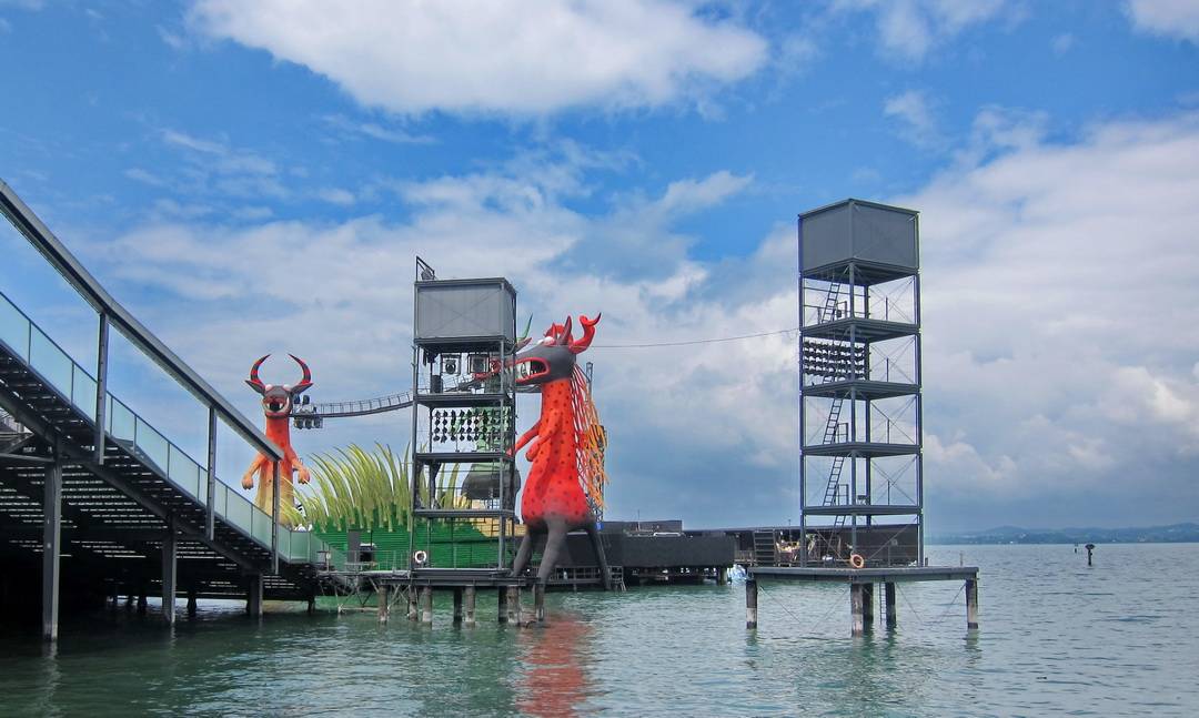 Bregenz: an der Seebühne sind schon Kulissen aufgebaut für die alljährlich stattfindenden Festspiele