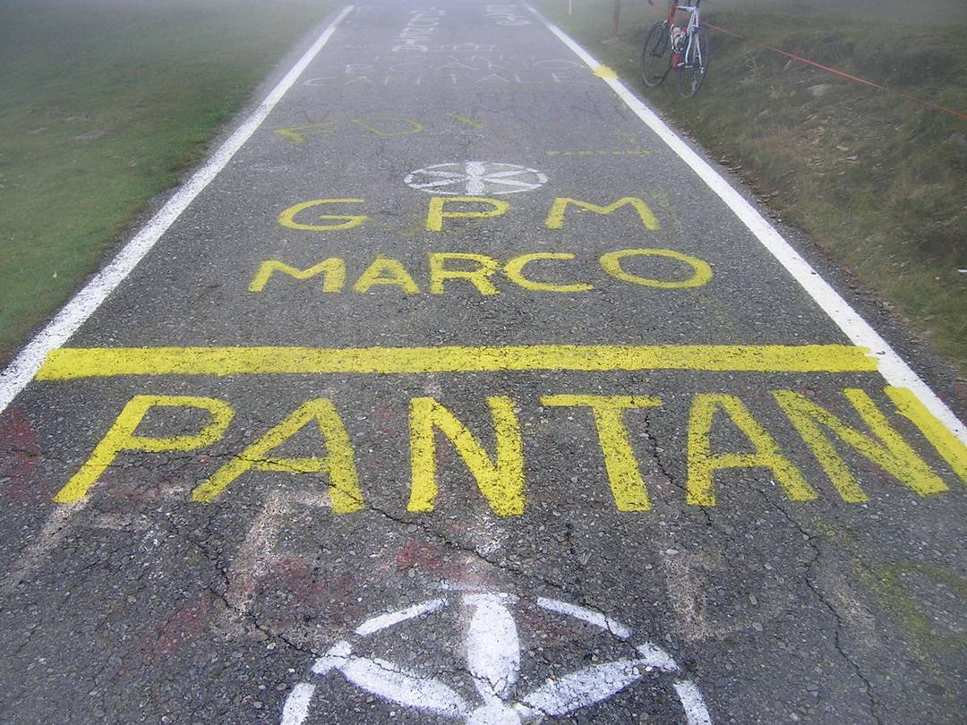 Der Schriftzug ist inzwischen verblichen, die Erinnerung an Pantani lebt wohl in den Herzen der Fans weiter.