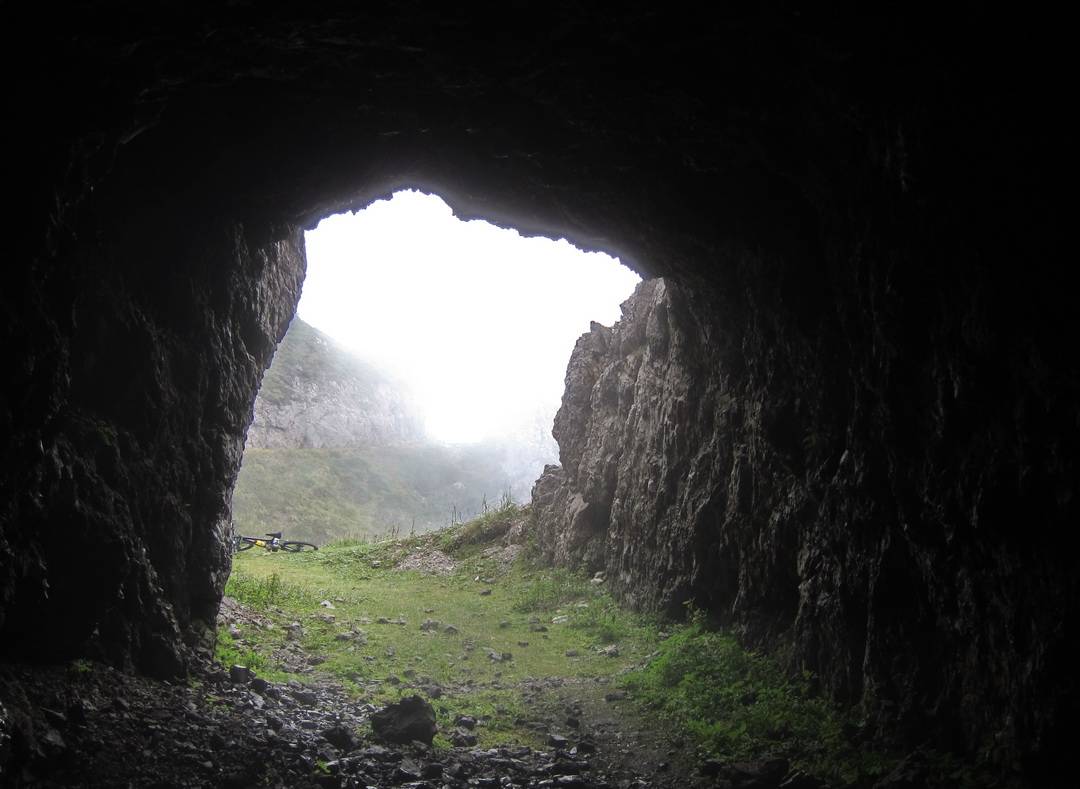Unvollendeter Tunnel am Monte Caplone 
