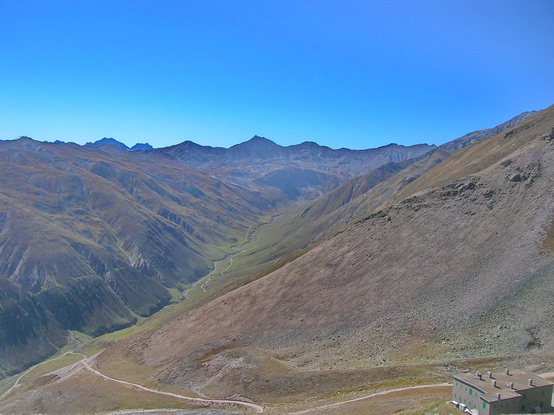 Blick vom Pass Chaschauna ins Valle di Federia und zum Rif. Cassana, dass knapp unterhalb der Passhöhe liegt.
