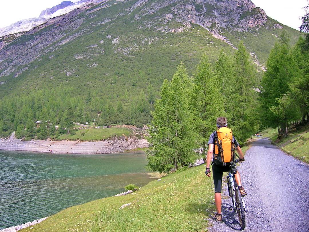 Blick entlang des Lago di Livigno in Richtung Rifugio Alpisella