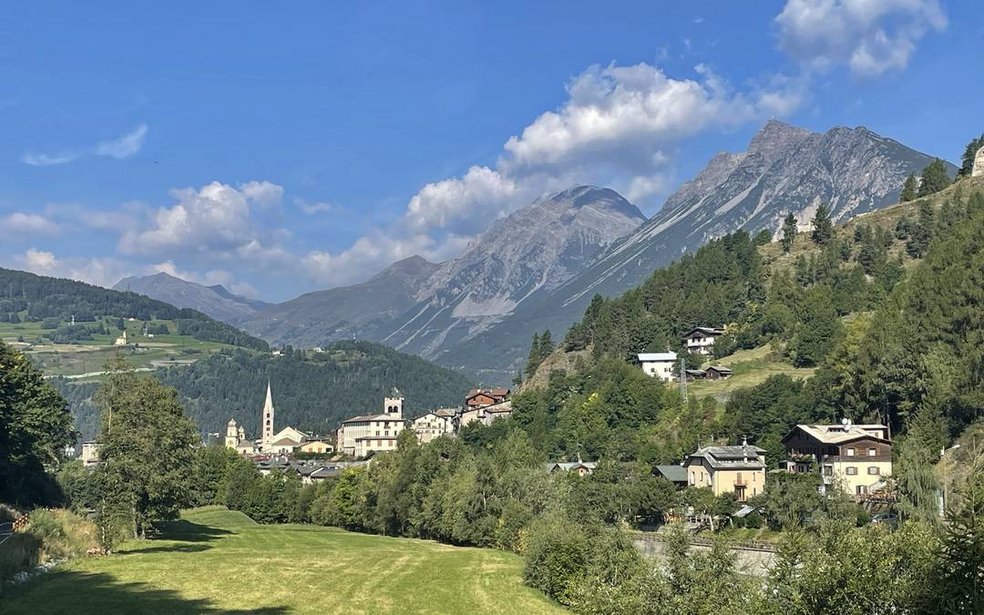 Bormio liegt im Herzen der Alpen, steil ragen hinter der Stadt die Berge auf.