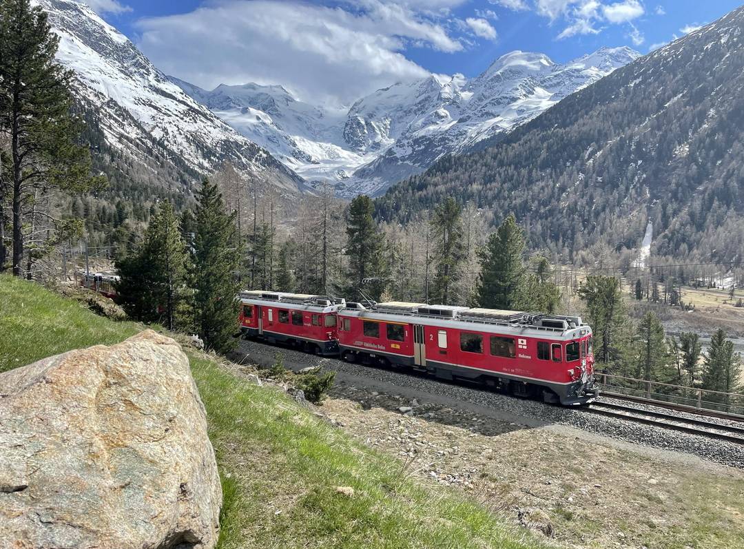Bernina Express vor Morteratsch und Piz Bernina