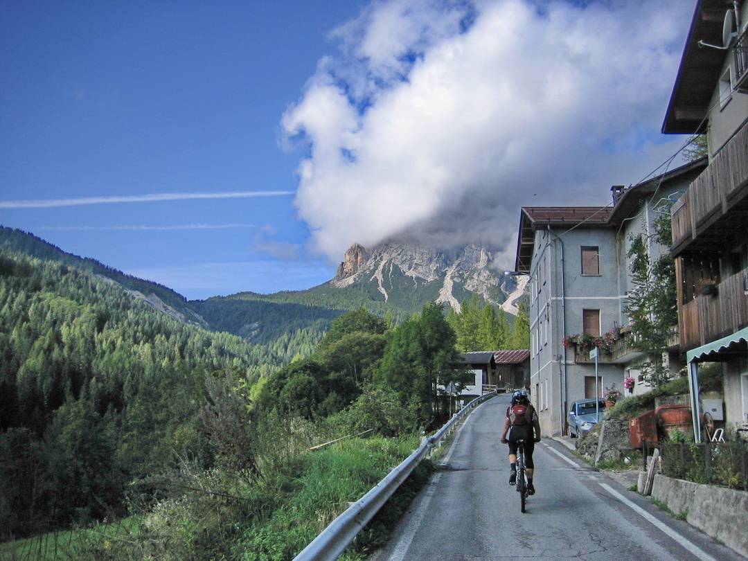 Kleine Nebenstraßen auf dem Weg zum Passo Duran - im Hintergrund Civetta in Wolken