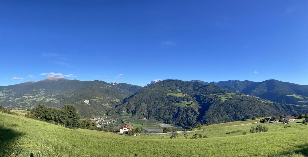 Panorama vom Wöhmaurer hinüber zum Aferer Tal mit Peitlerkofel und Geislerspitzen