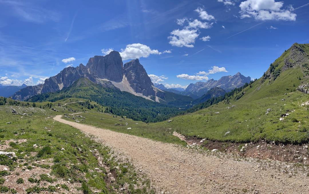 Monte Pelmo im Bildvordergrund - halbrechts im Hintergrund die Civetta. Links daneben das Tagesziel, der Passo Duran.