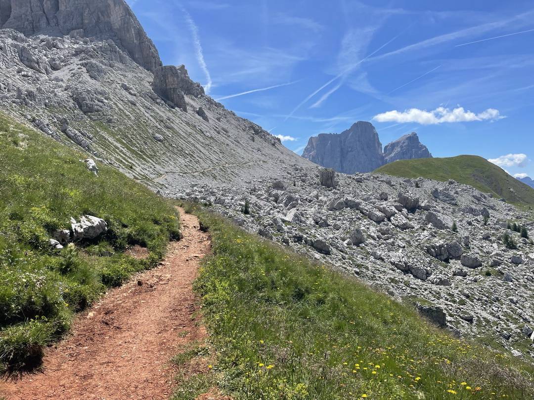 Wanderpfad 436 – im Hintergrund Monte Pelmo