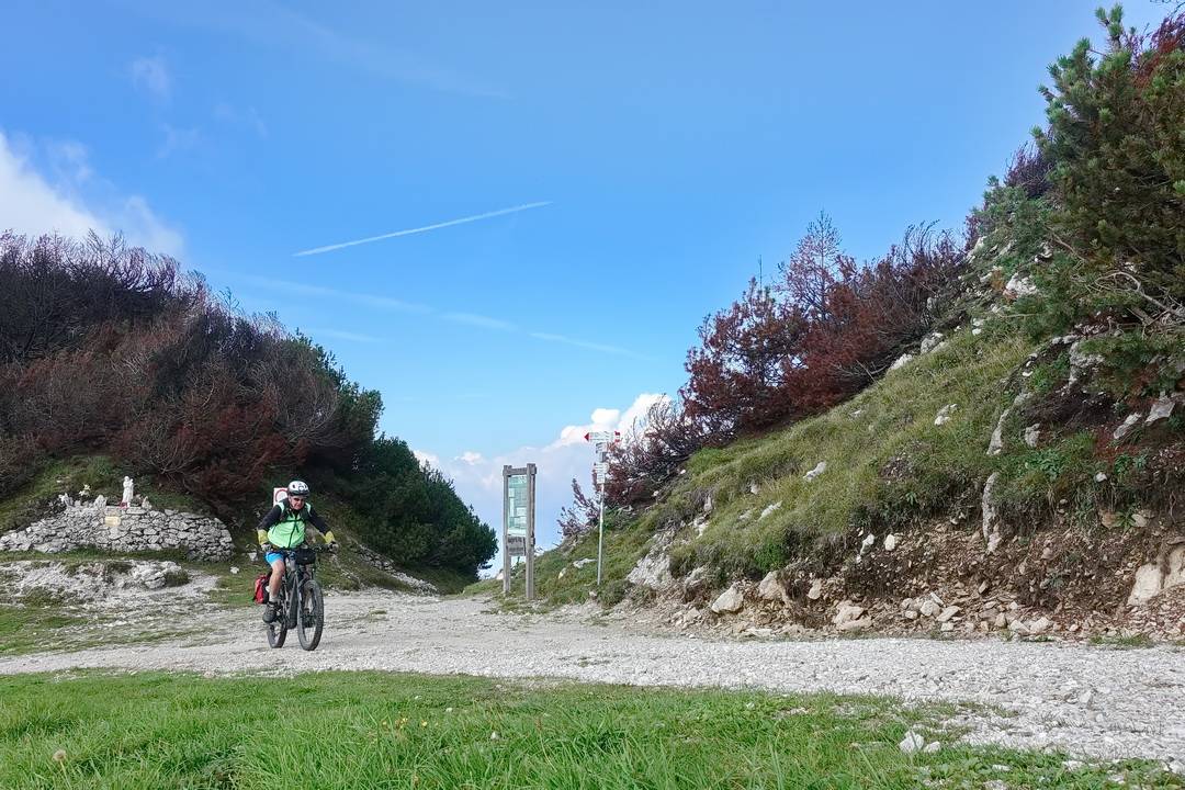 Bocca di Caplone - Beginn der Traverse entlang des Kammes in Richtung Monte Caplone