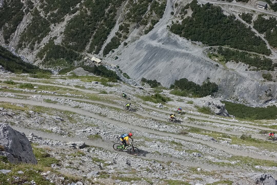 Spektakulärer Trail in der Felswand des Valle Forcola