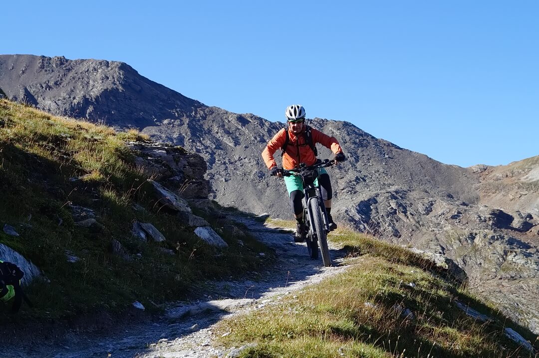 Trail mit Monte Scorluzzo im Hintergrund