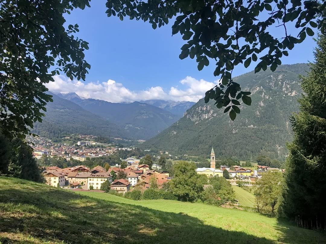 Auf schöner Nebenstrecke hinauf nach Bondo - Blick auf Tione di Trento
