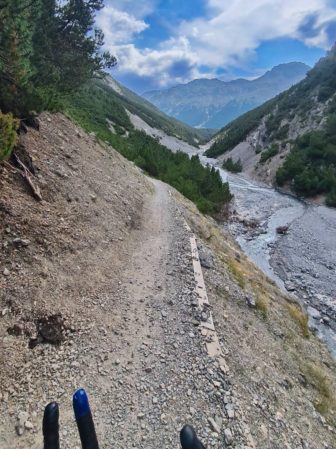 Trailabschnitt im Val Mora: nichts für schwache Nerven - Foto: Achim