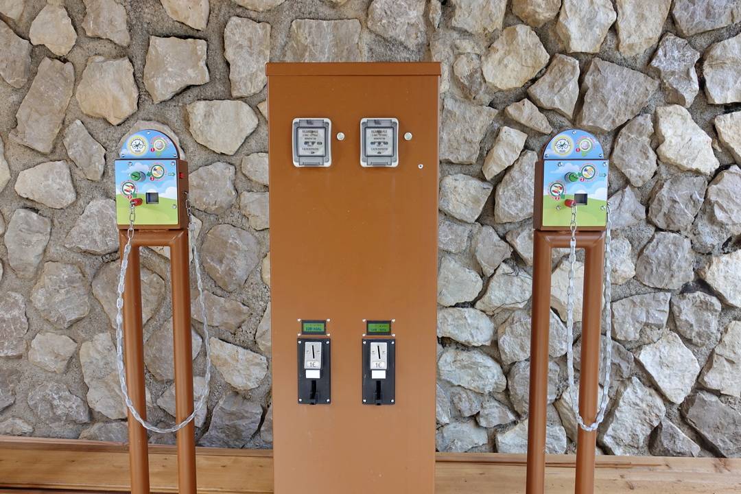 Zoppe di Cadore: Automat zum Nachladen für 1 Euro bei max. 120 Minuten Ladezeit