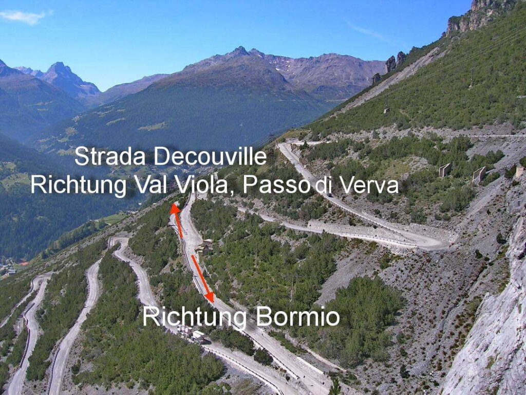 Torri di Fraele: Blick auf Serpentinenstrecke und geradeaus in Richtung Val Viola