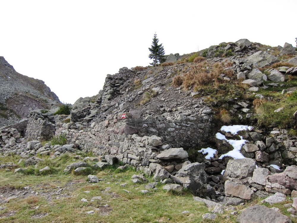 Passo Sadole: Überreste von Miltärbauten