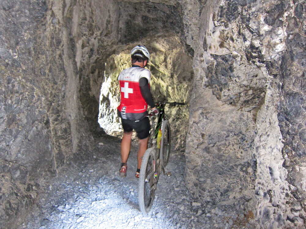 Tunnel Val d’Uina - nach dem Winter oft noch lange vereist