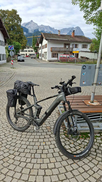 Bike mit Akku an Gabel und Gepäck
